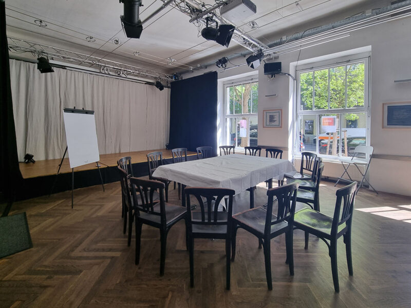 Großer Varanstaltungsraum mit Bestuhlung für Arbeitsgruppen oder Workshops