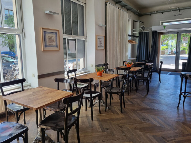 Optionale Kaffeehaustische im Barbereich